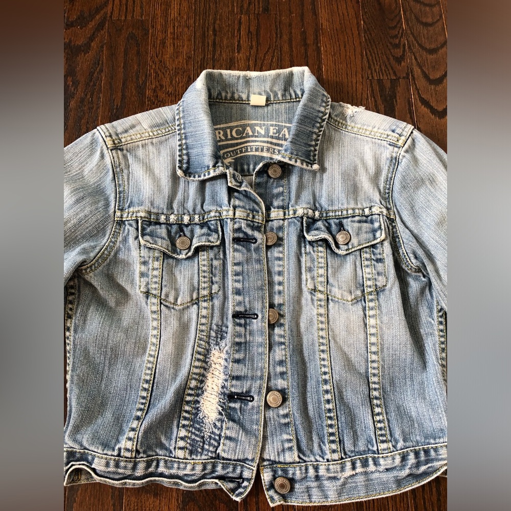 American Eagle Women’s M Blue/Gray Distressed Short Cotton Jean Jacket - EUC! - Picture 3 of 12